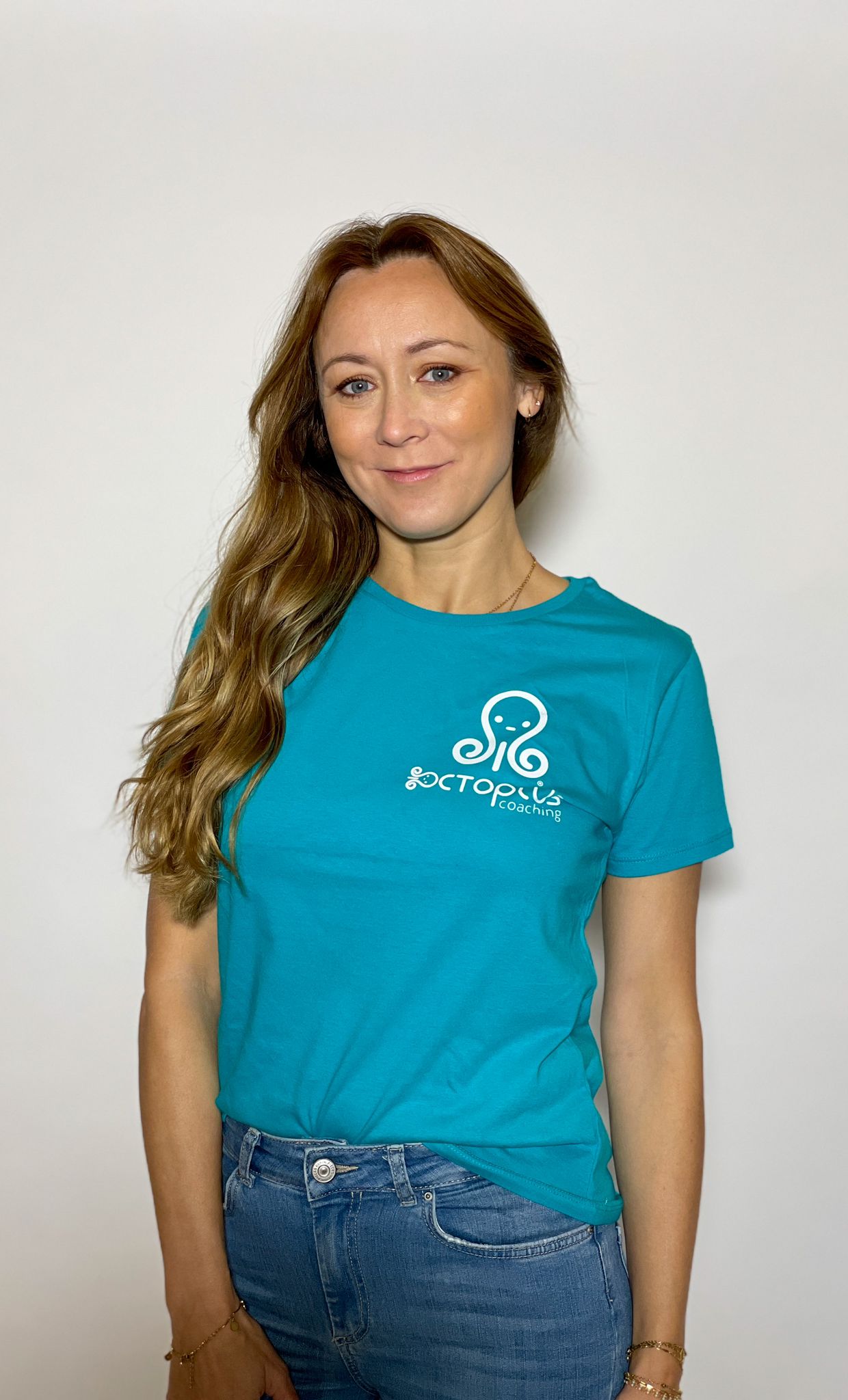 Personne avec un t-shirt bleu Octopus Coaching.