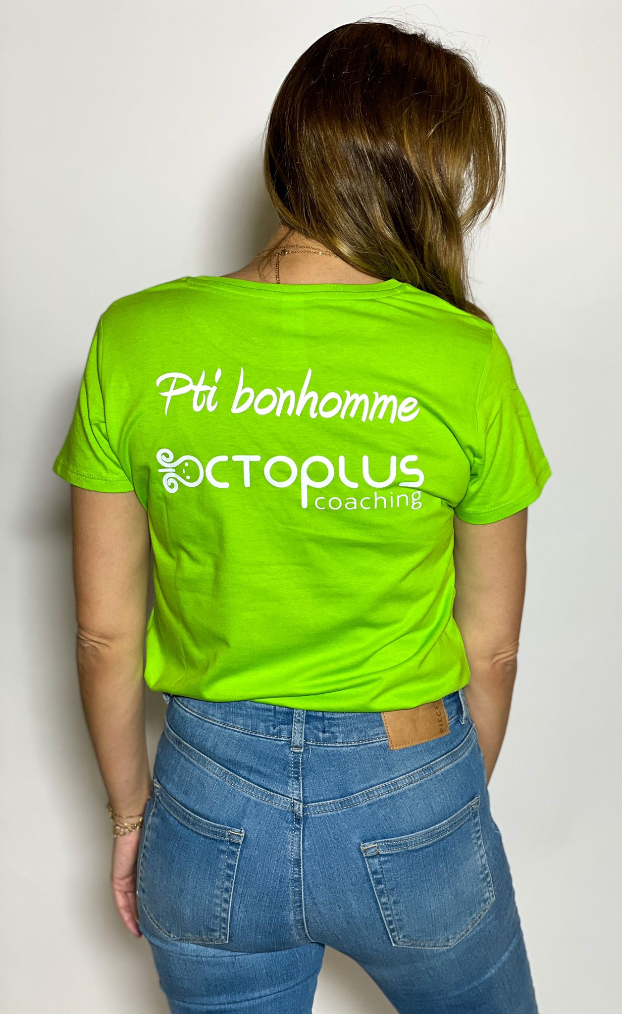 Dos d'une femme portant un t-shirt Octoplus.