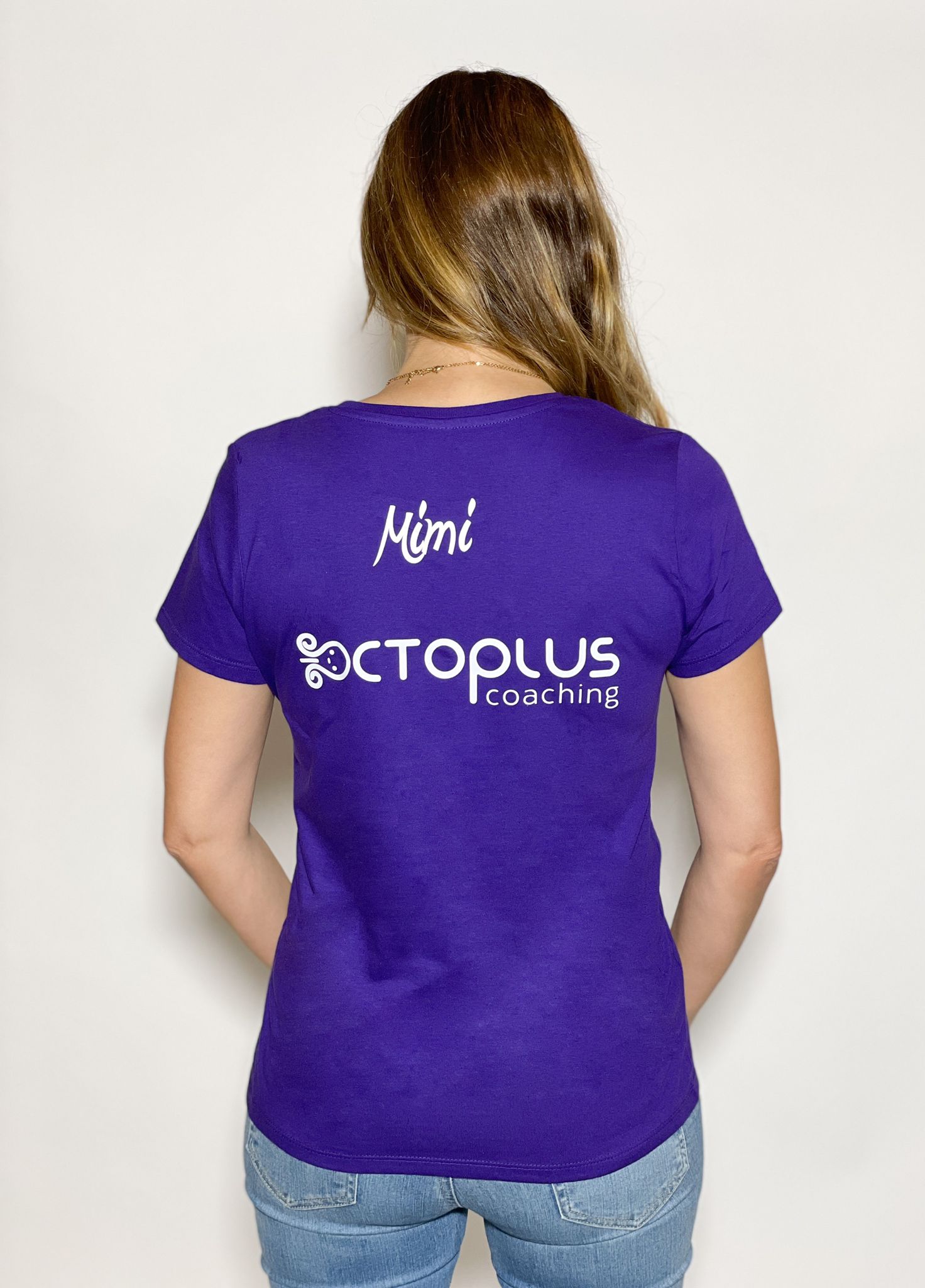 Femme en t-shirt violet avec logo Octoplus