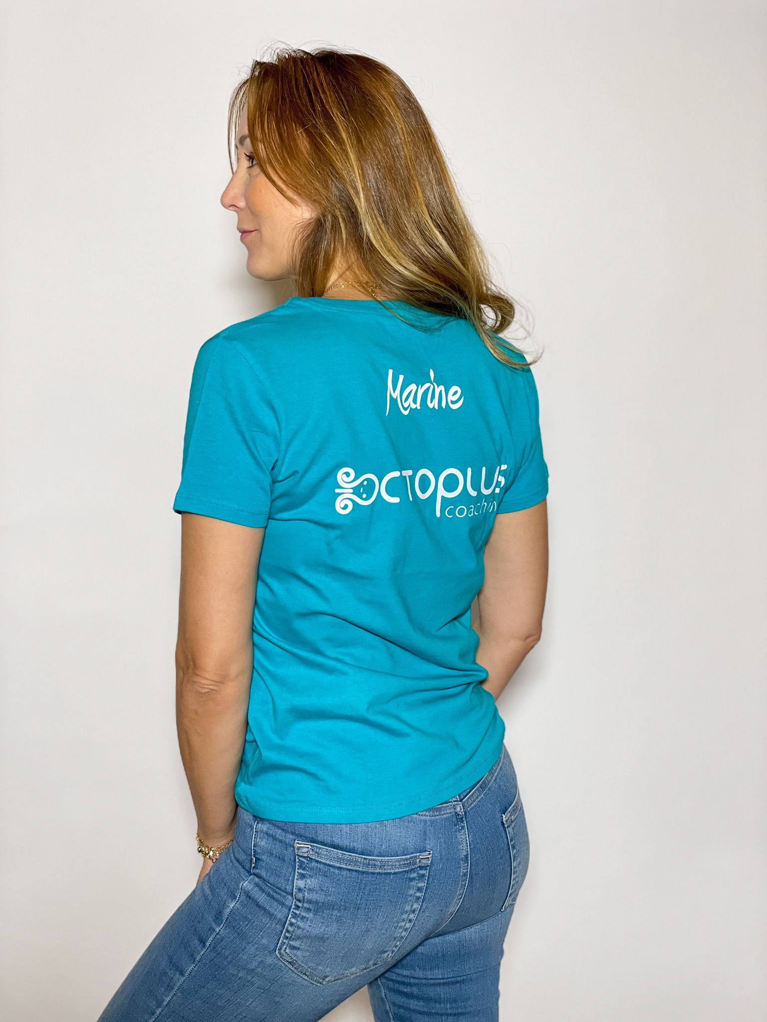 Femme portant un t-shirt Octopus Coaching bleu