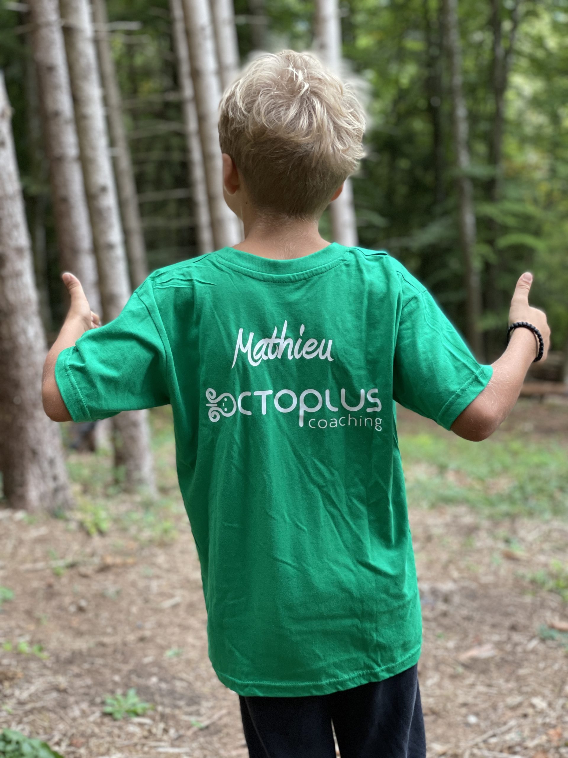 Enfant en t-shirt vert Octoplus coaching.