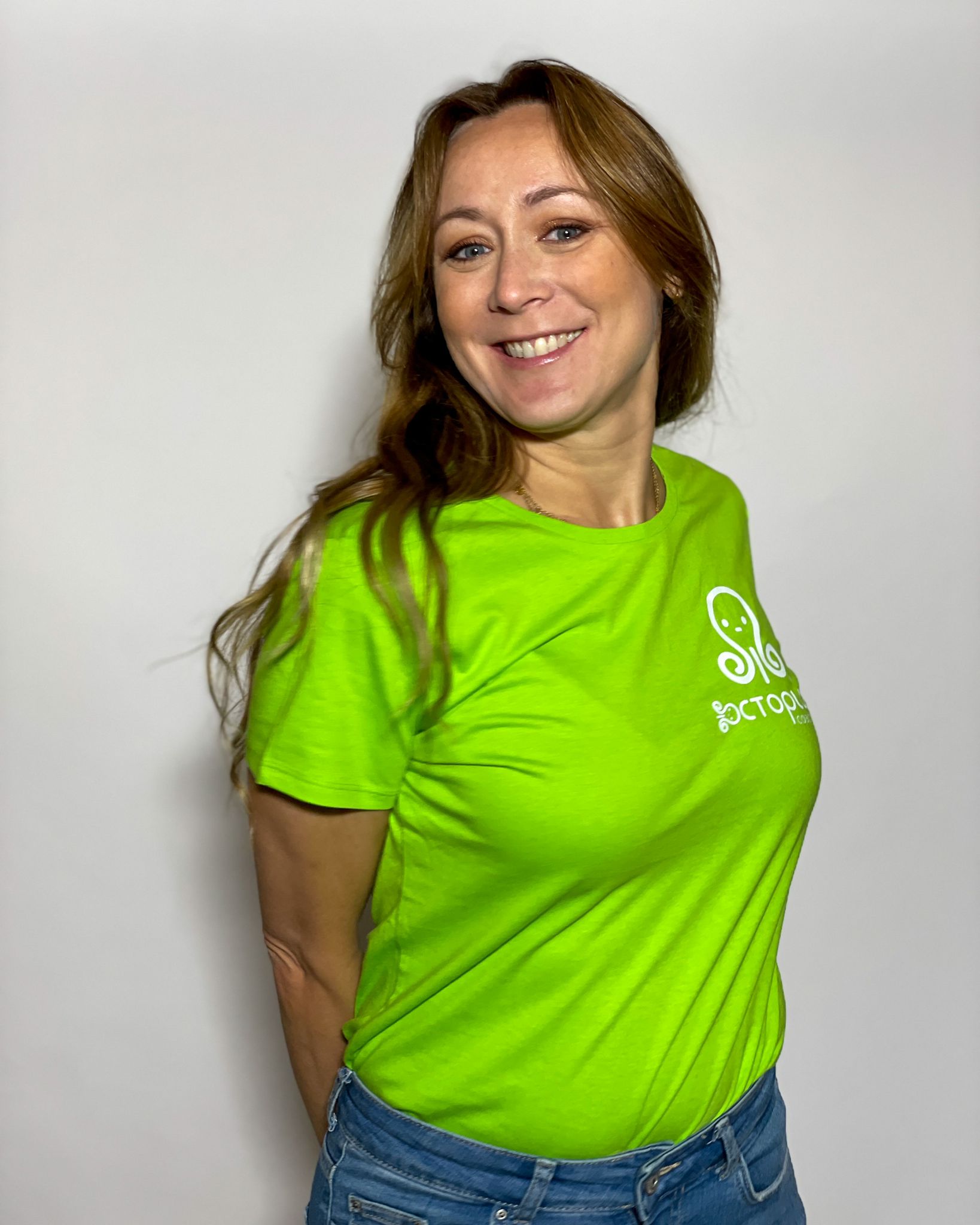 Personne souriante en t-shirt vert.