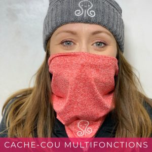 Cache-cou rouge multifonctions porté avec bonnet gris.