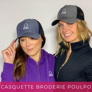 Casquette broderie poulpe portée par deux femmes.