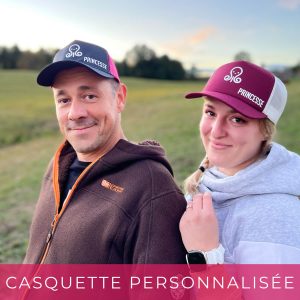 Casquettes personnalisées portées par deux personnes.