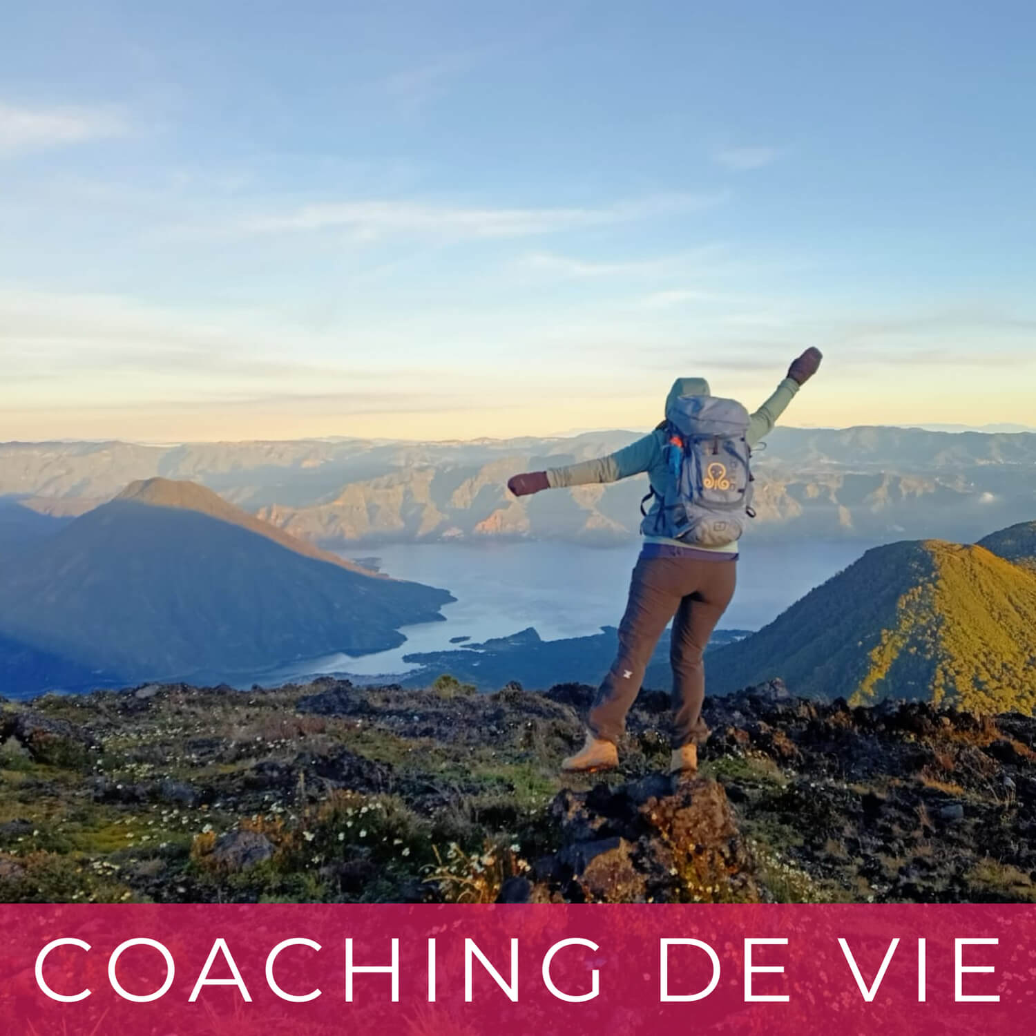 Randonneur sur un sommet montagneux, texte : Coaching de vie