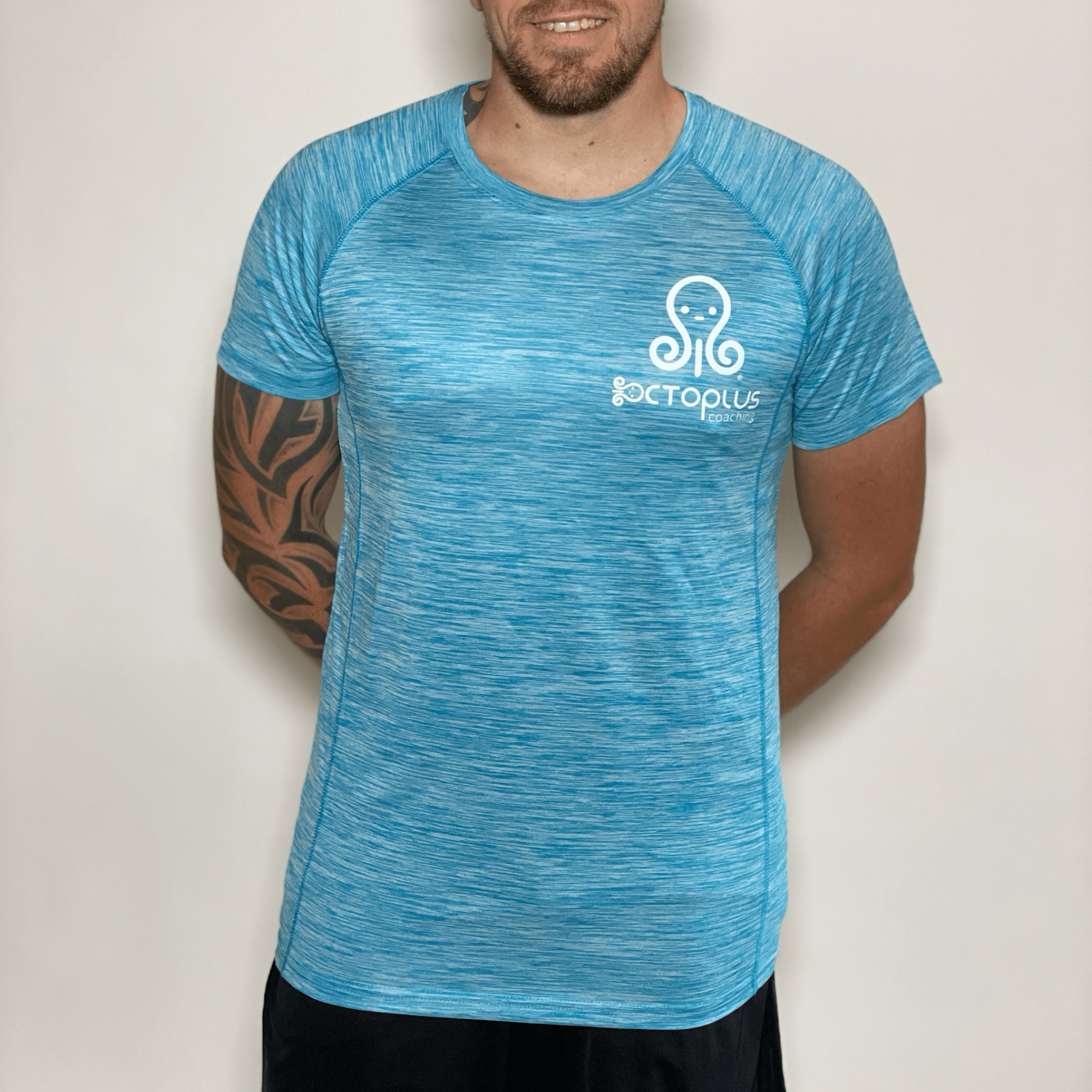 Homme en t-shirt Octoplus turquoise.
