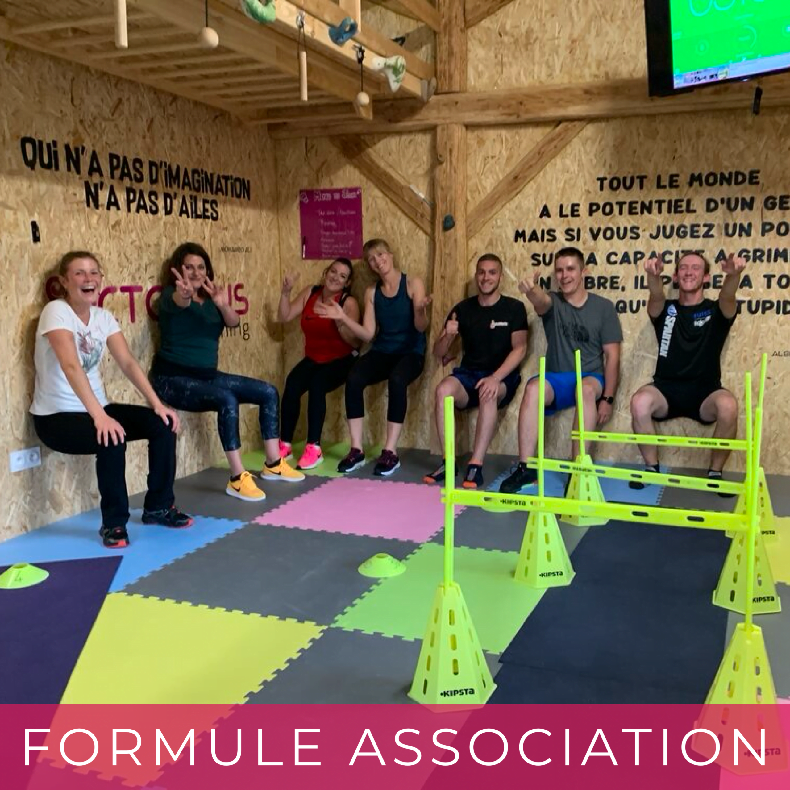 Groupe d'adultes faisant du sport en salle.