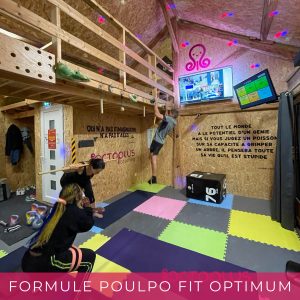 Entraînement de fitness dans une salle équipée.