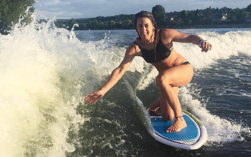 Femme surfant sur une vague.