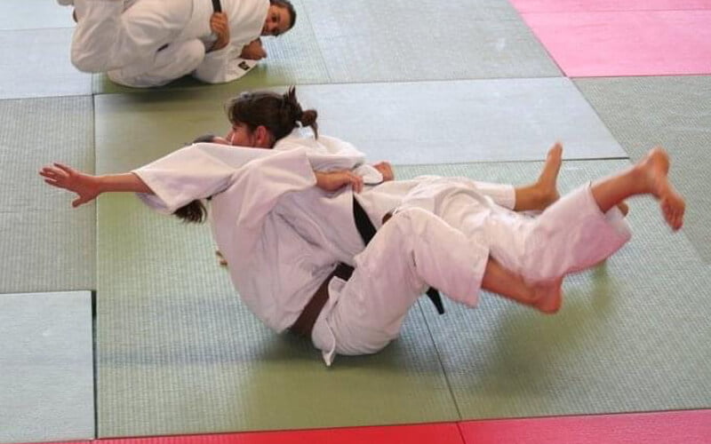 Deux judokas exécutant une technique de projection.