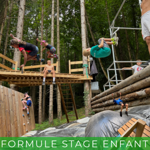 Enfants pratiquant le parkour en forêt.