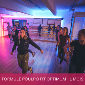 Session de fitness en groupe dans une salle lumineuse.