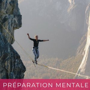 Personne faisant du slackline en montagne