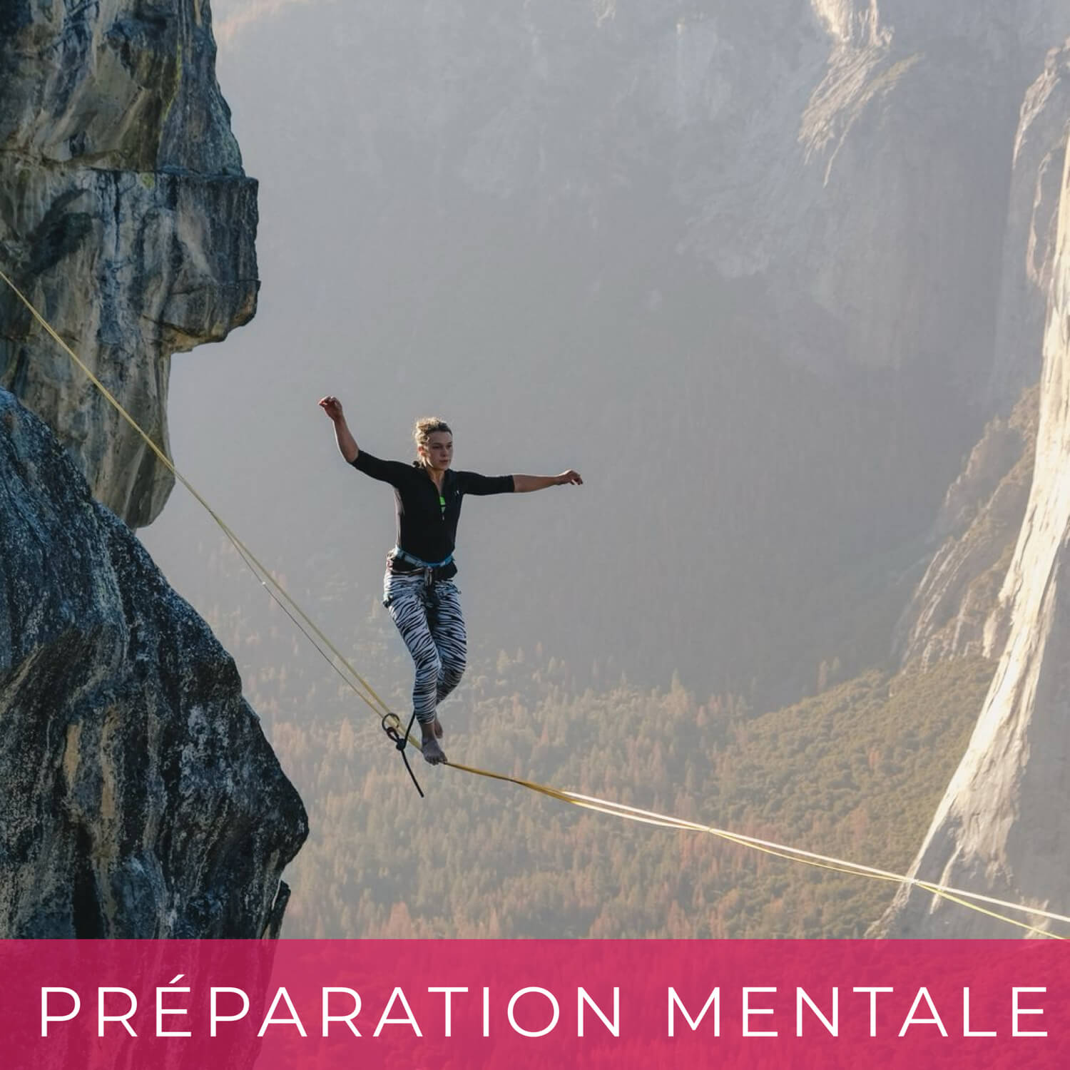 Personne faisant du slackline en montagne