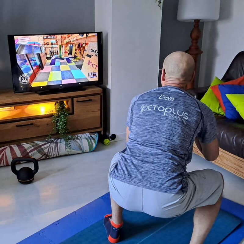 Homme faisant de l'exercice devant une télé.