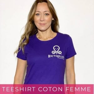 Femme portant un t-shirt violet Octoplus.