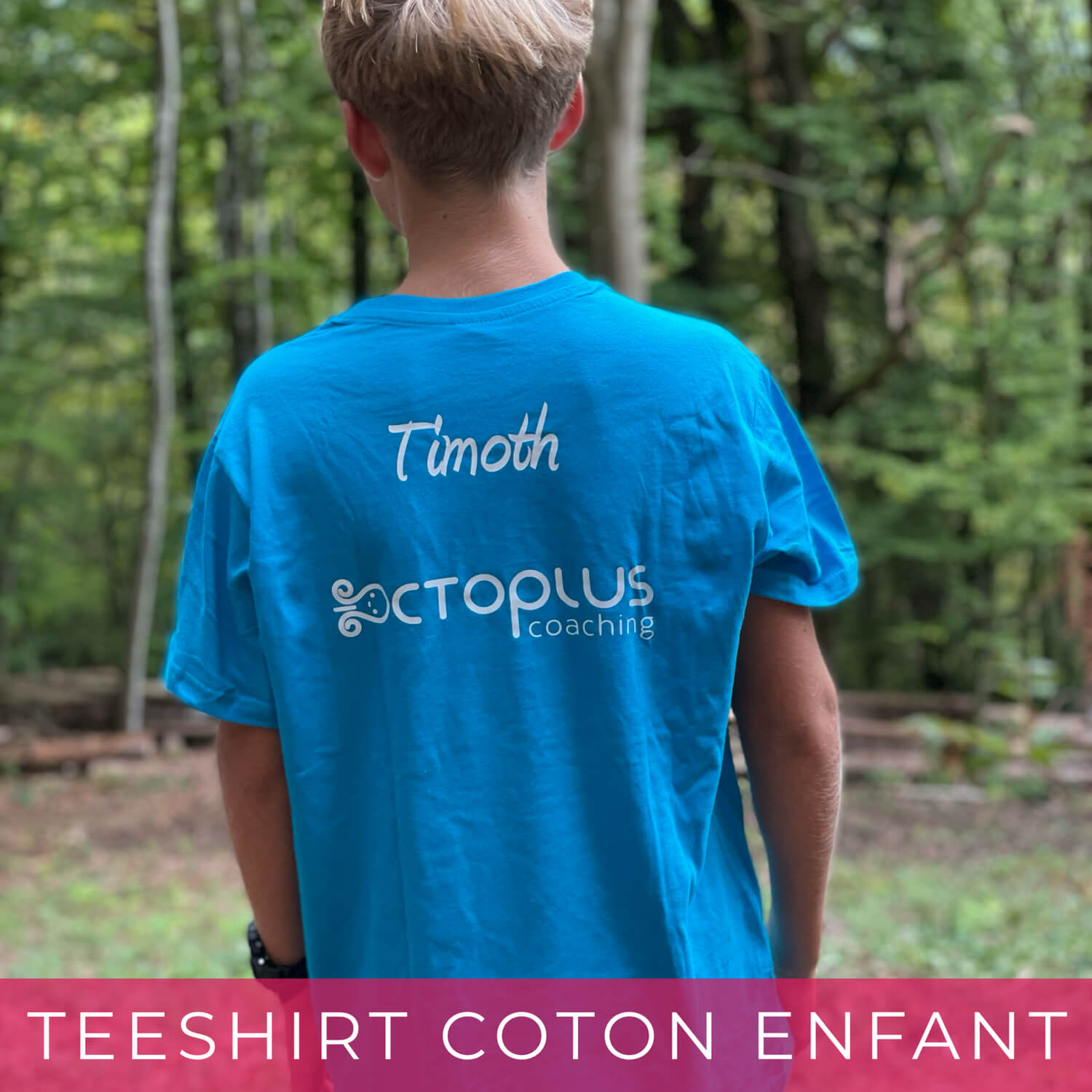 Enfant vêtu d'un tee-shirt Octoplus bleu.