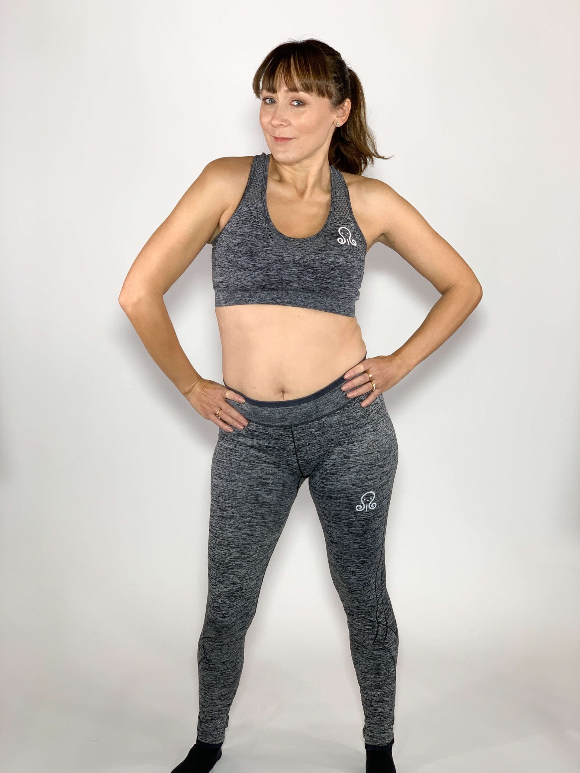 Femme en tenue de sport grise