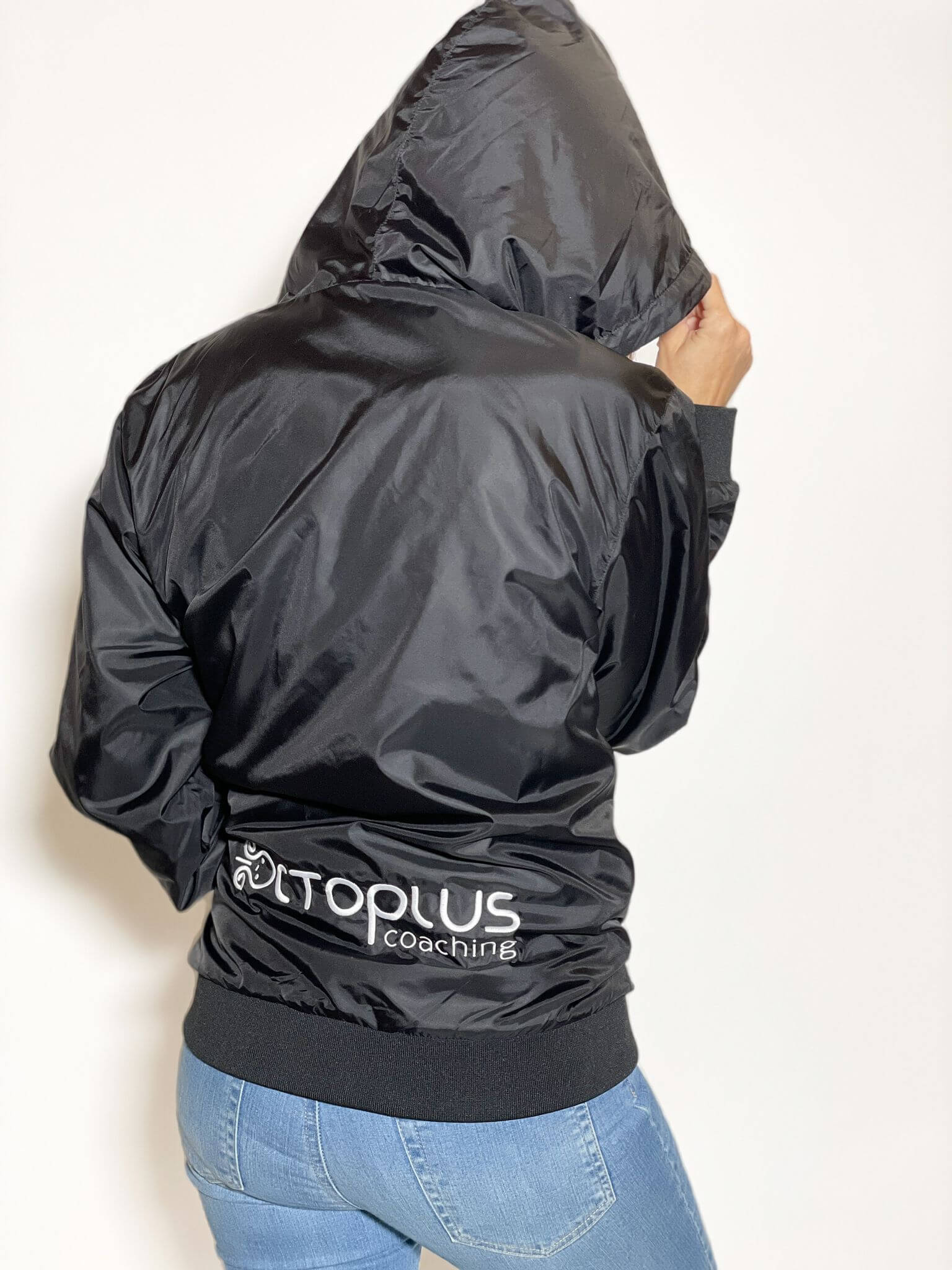 Personne en veste noire à capuche avec logo Toplus.