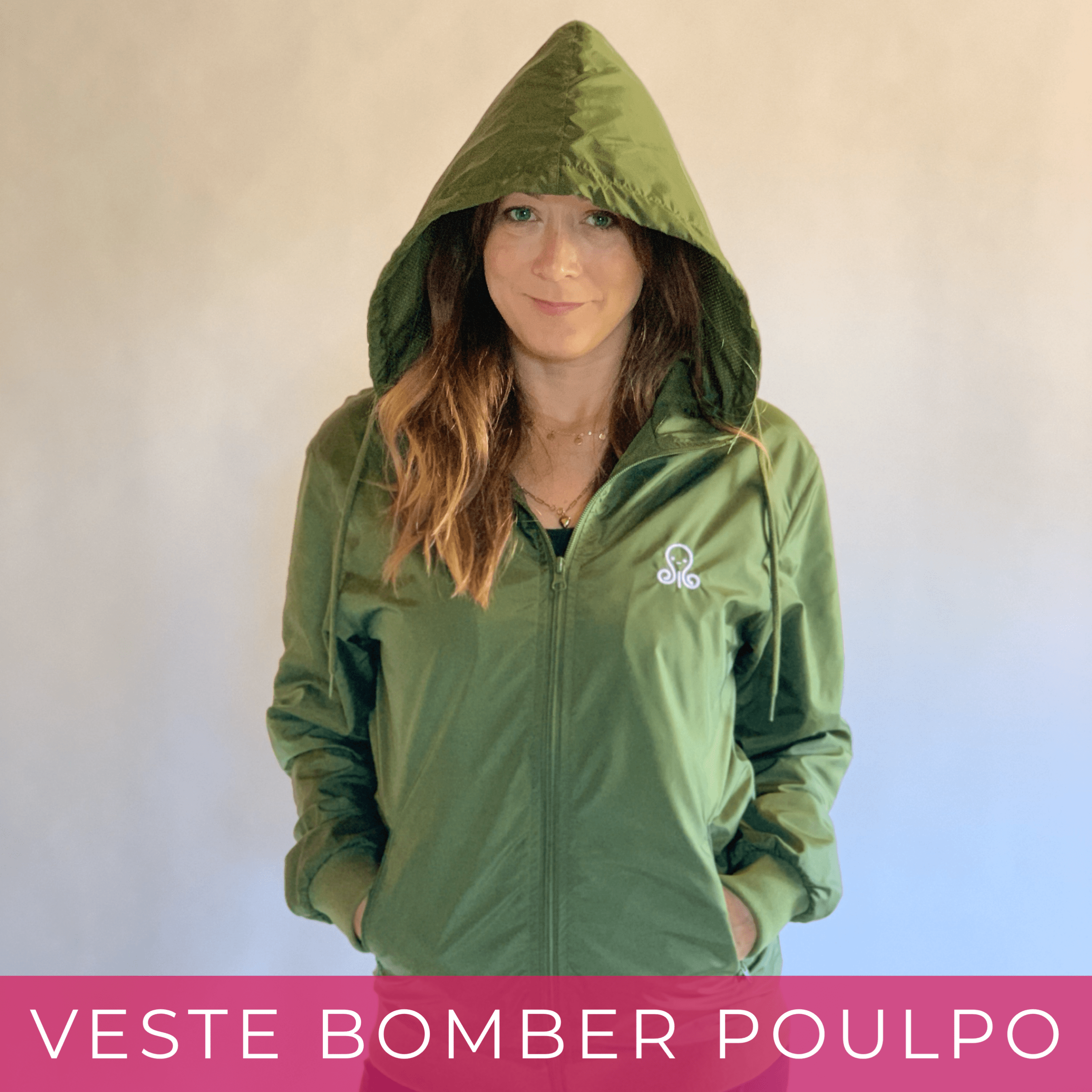 Femme avec veste bomber verte à capuche.