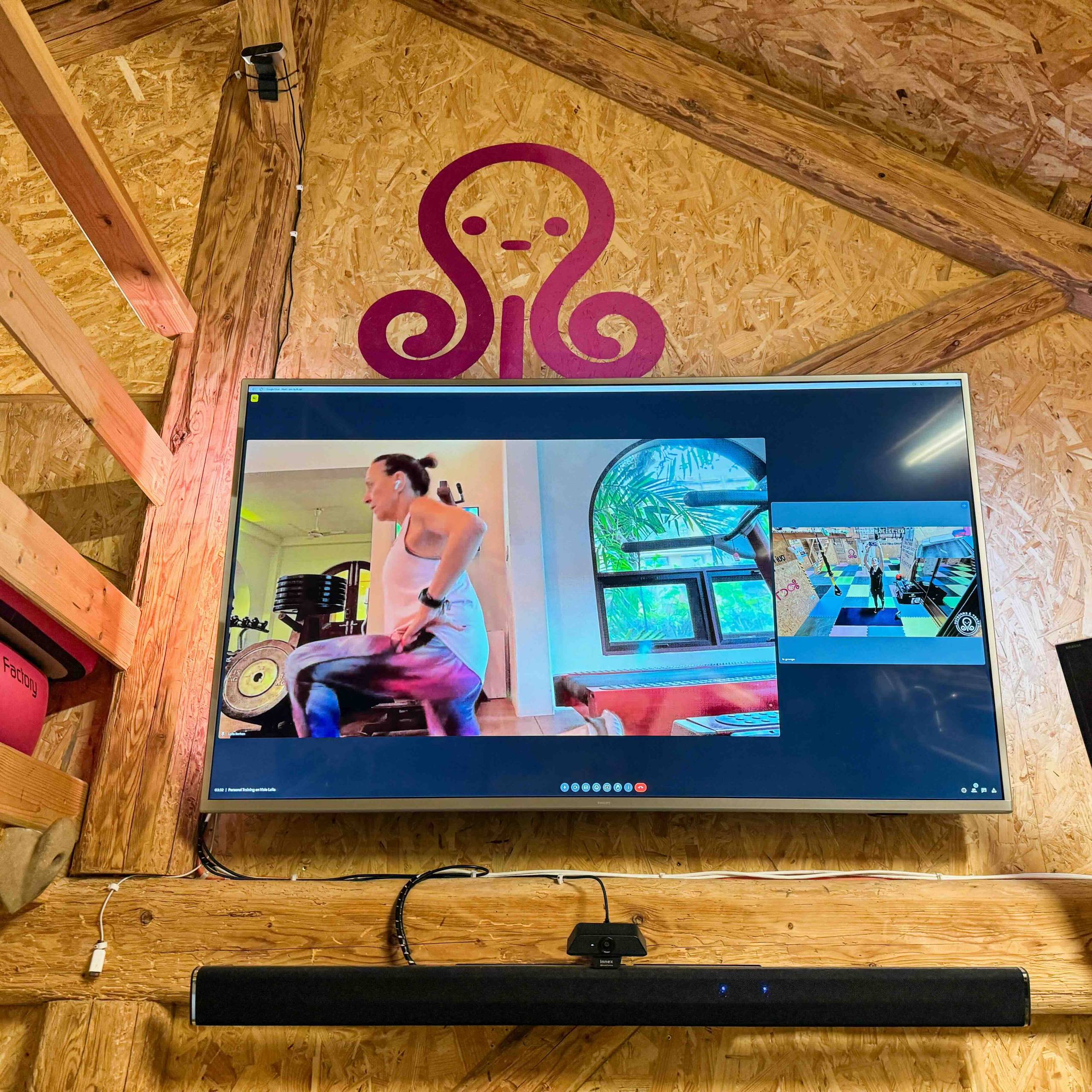 Écran diffusant un cours de sport en ligne.