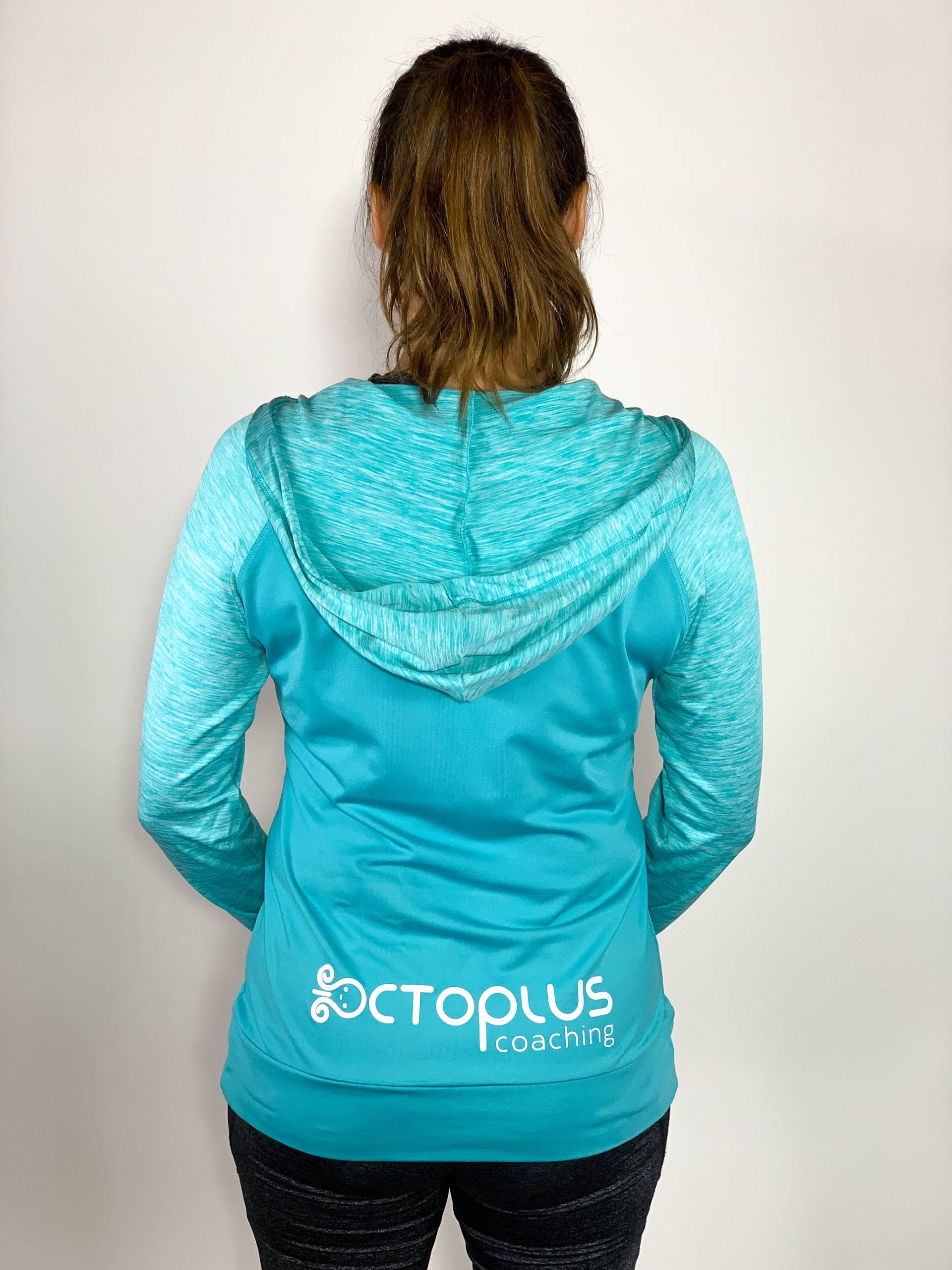 Personne portant un sweat-shirt Octoplus.