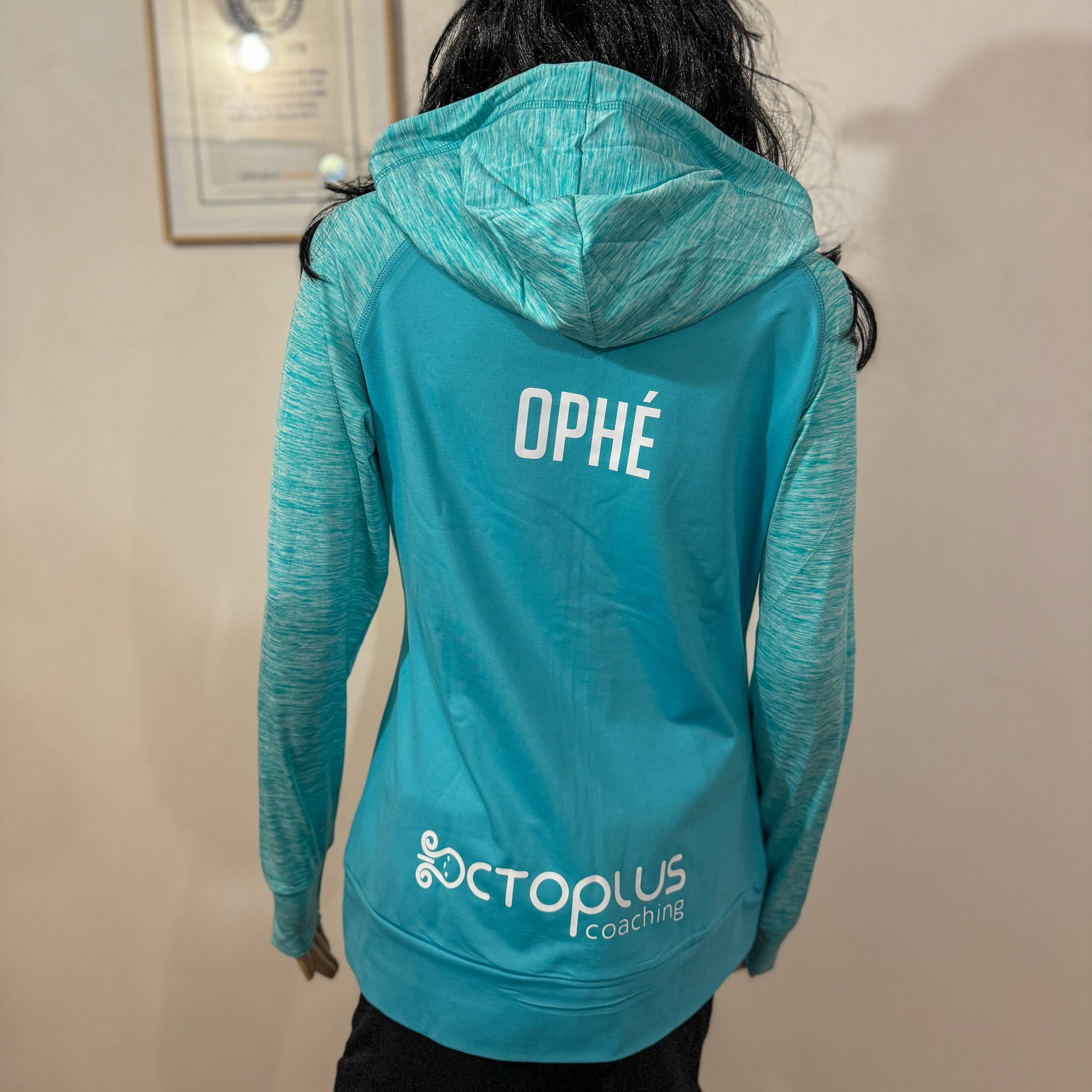 Dos d'une personne en sweat turquoise Octoplus.