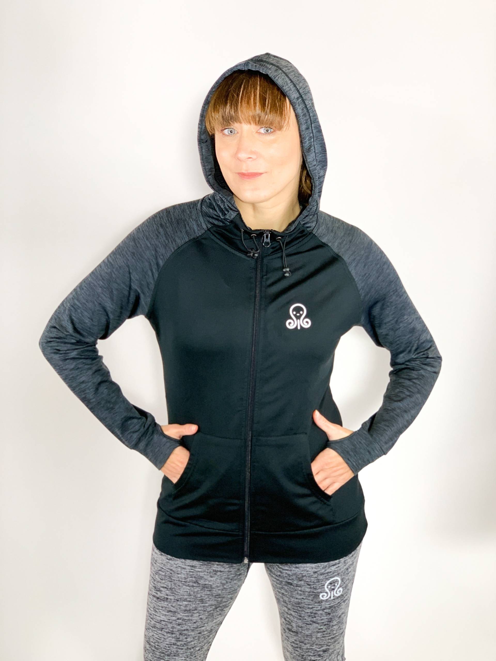 Personne portant un hoodie noir.