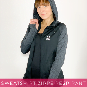 Femme en sweatshirt zippé respirant à capuche.