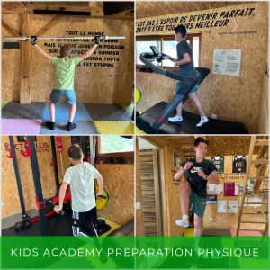 Enfants s'entraînant dans une salle de sport.