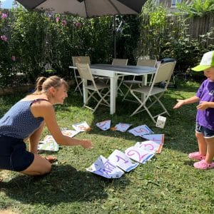Enfant et adulte jouent avec dés et chiffres en anglais