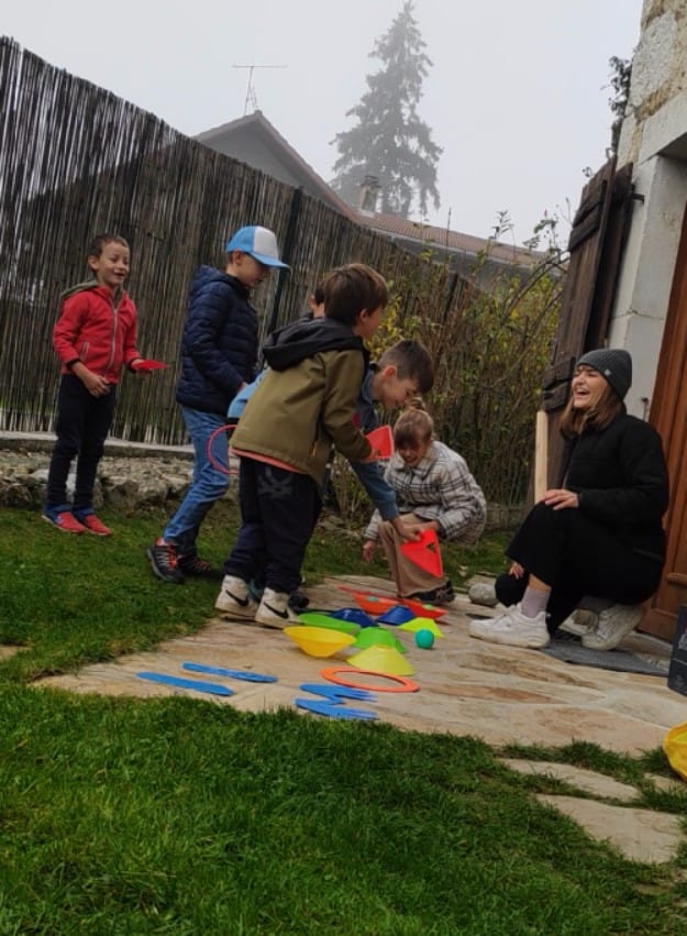 Enfants jouant dehors avec des jouets et accessoires en anglais