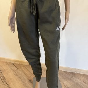 Mannequin avec pantalon de jogging vert foncé.