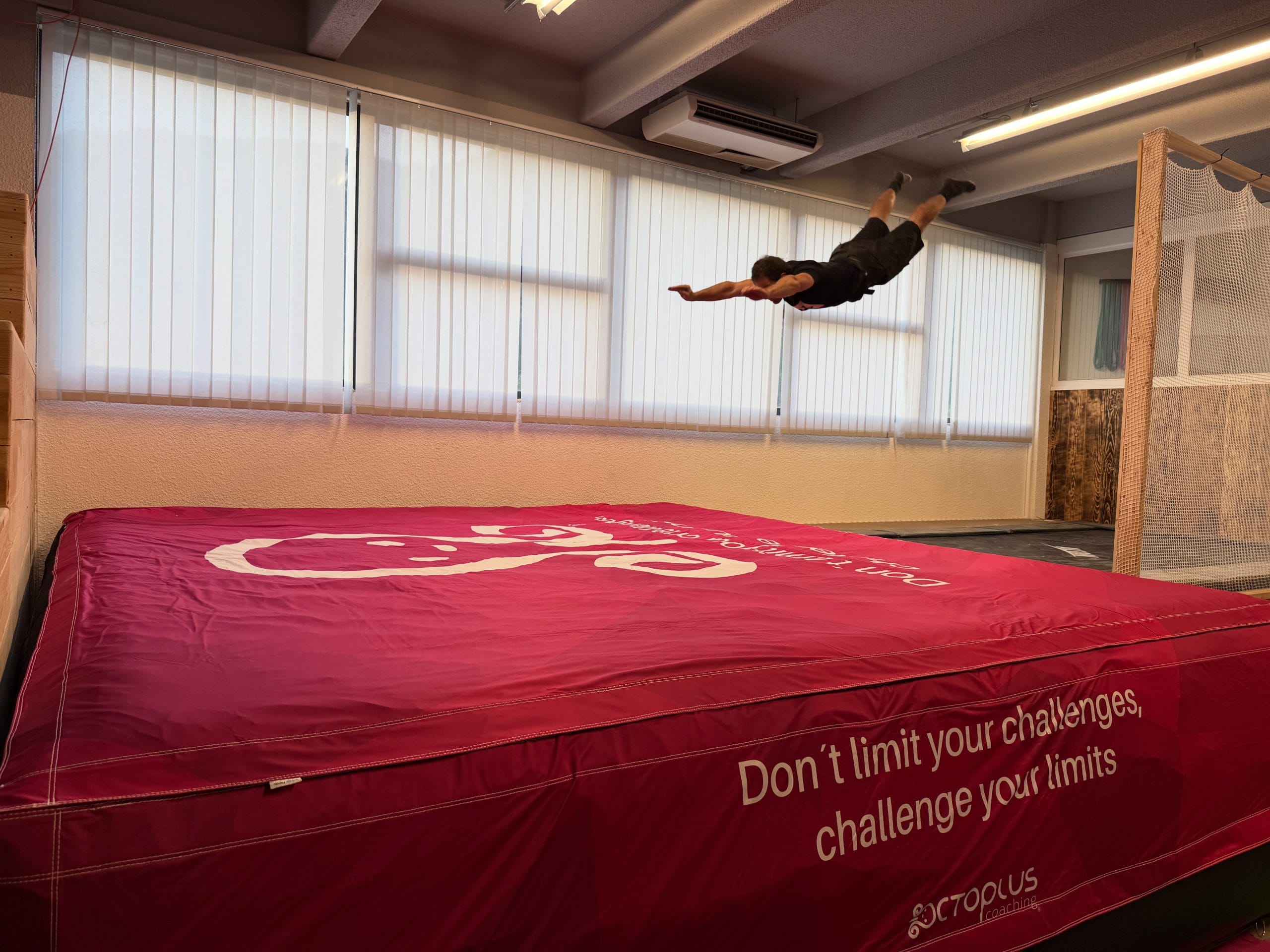 Personne sautant sur un matelas d'entraînement.