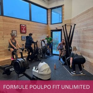 Salle de sport avec entraînement collectif.