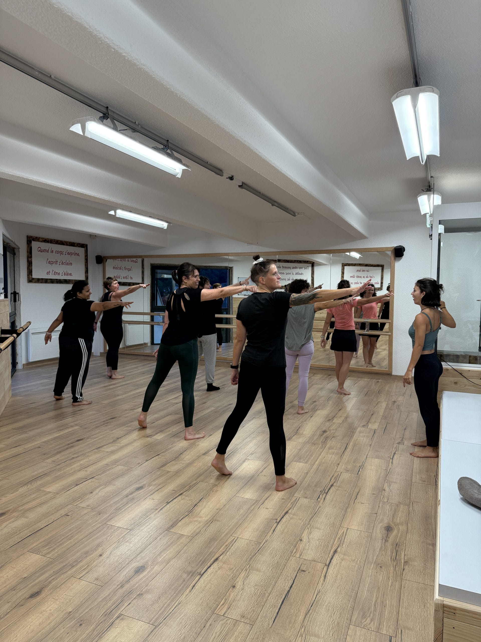 Cours de danse en groupe dans un studio.