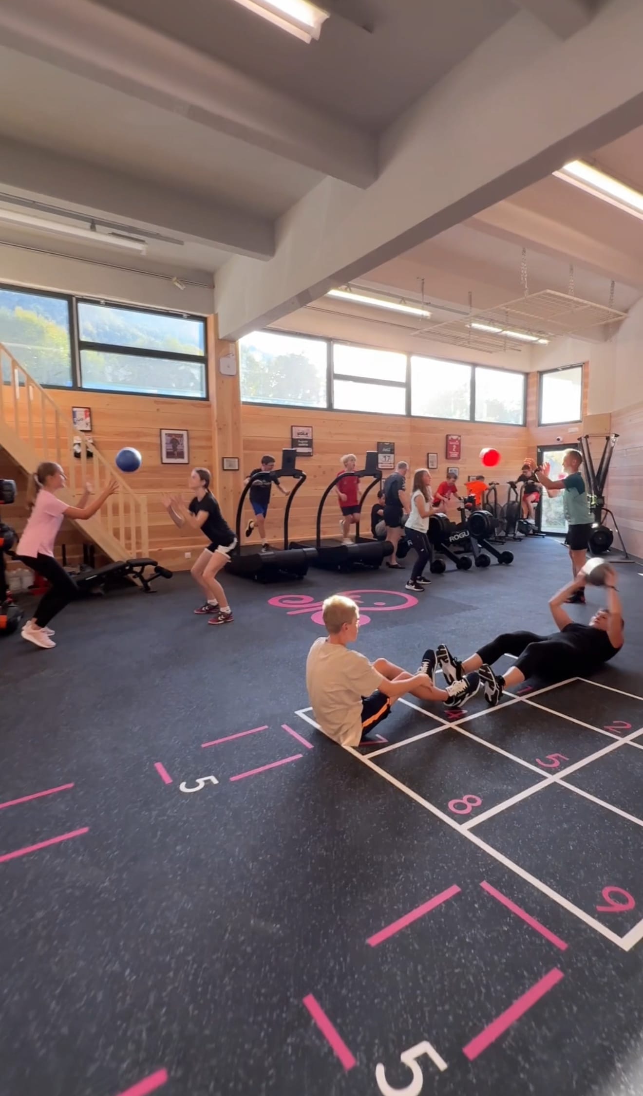 Personnes faisant du sport en salle de gym.