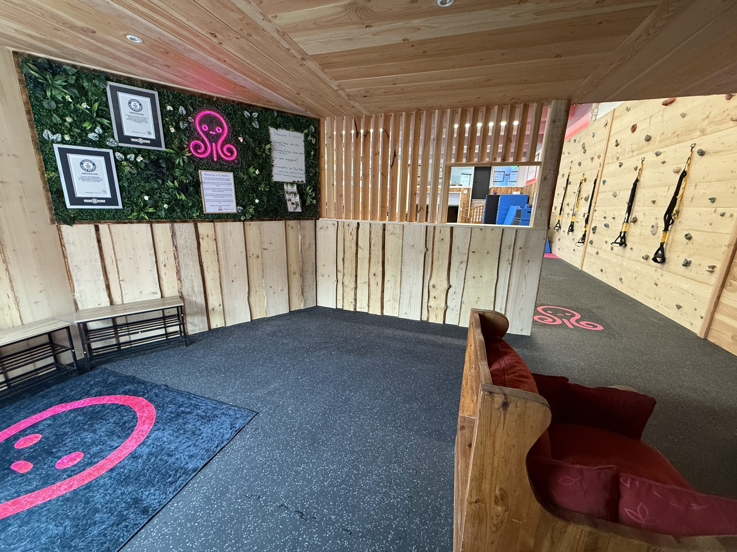 Intérieur avec mur en bois et diplômes accrochés.