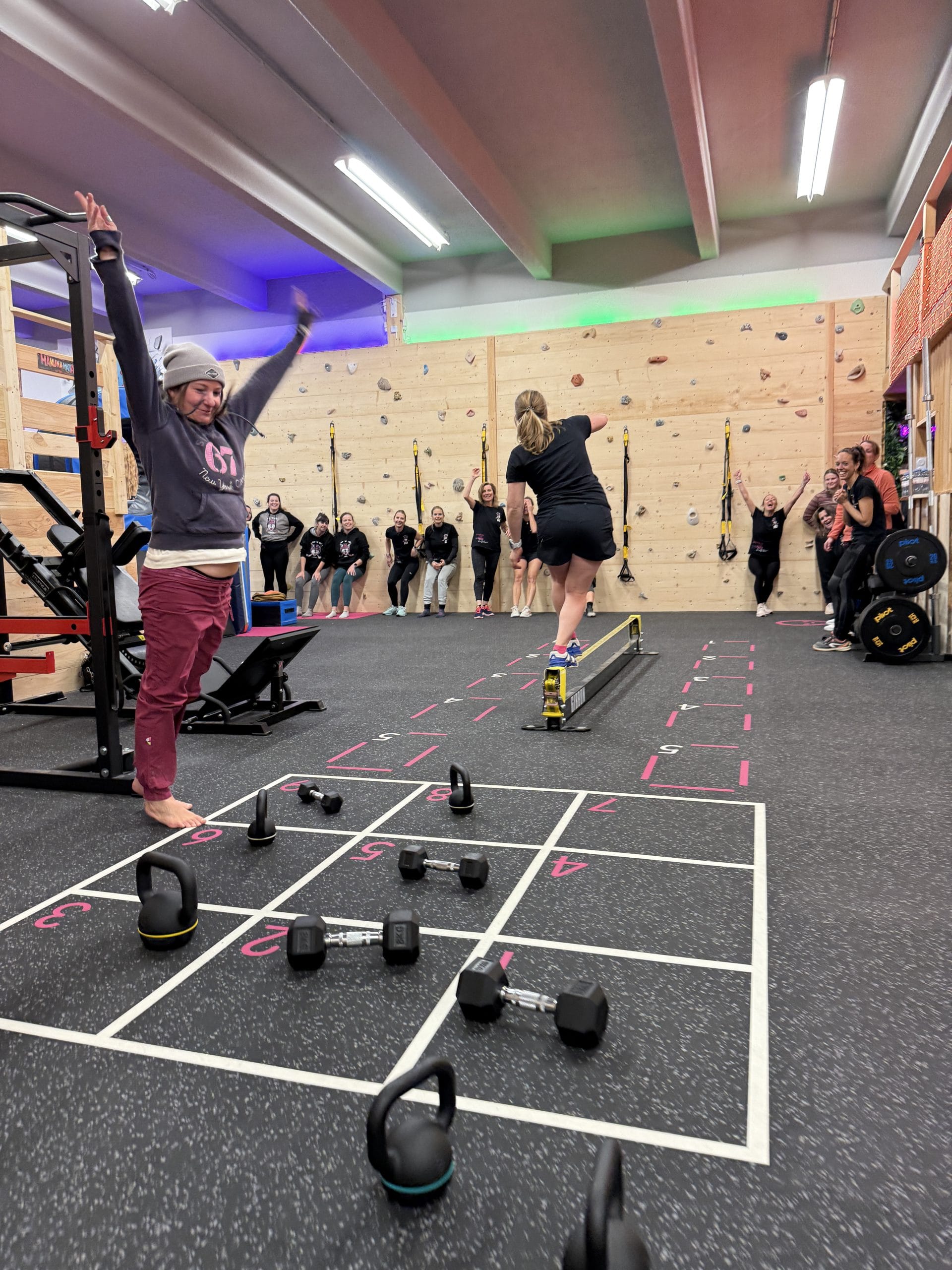 Salle de sport avec activités et équipements variés.