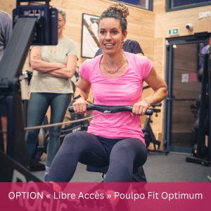 Femme faisant de l'exercice en salle de sport.
