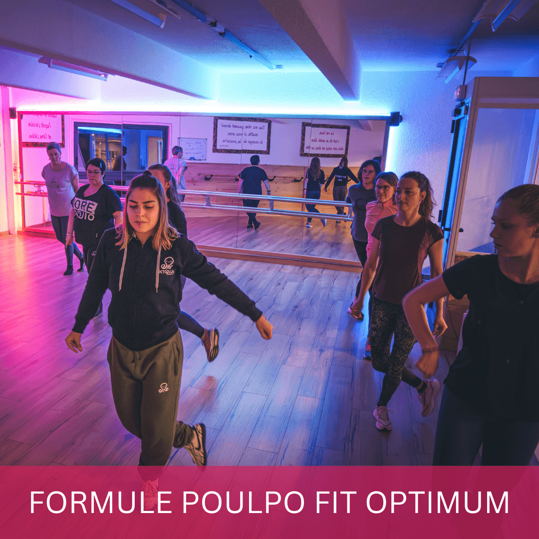 Personnes dans un cours de fitness coloré.