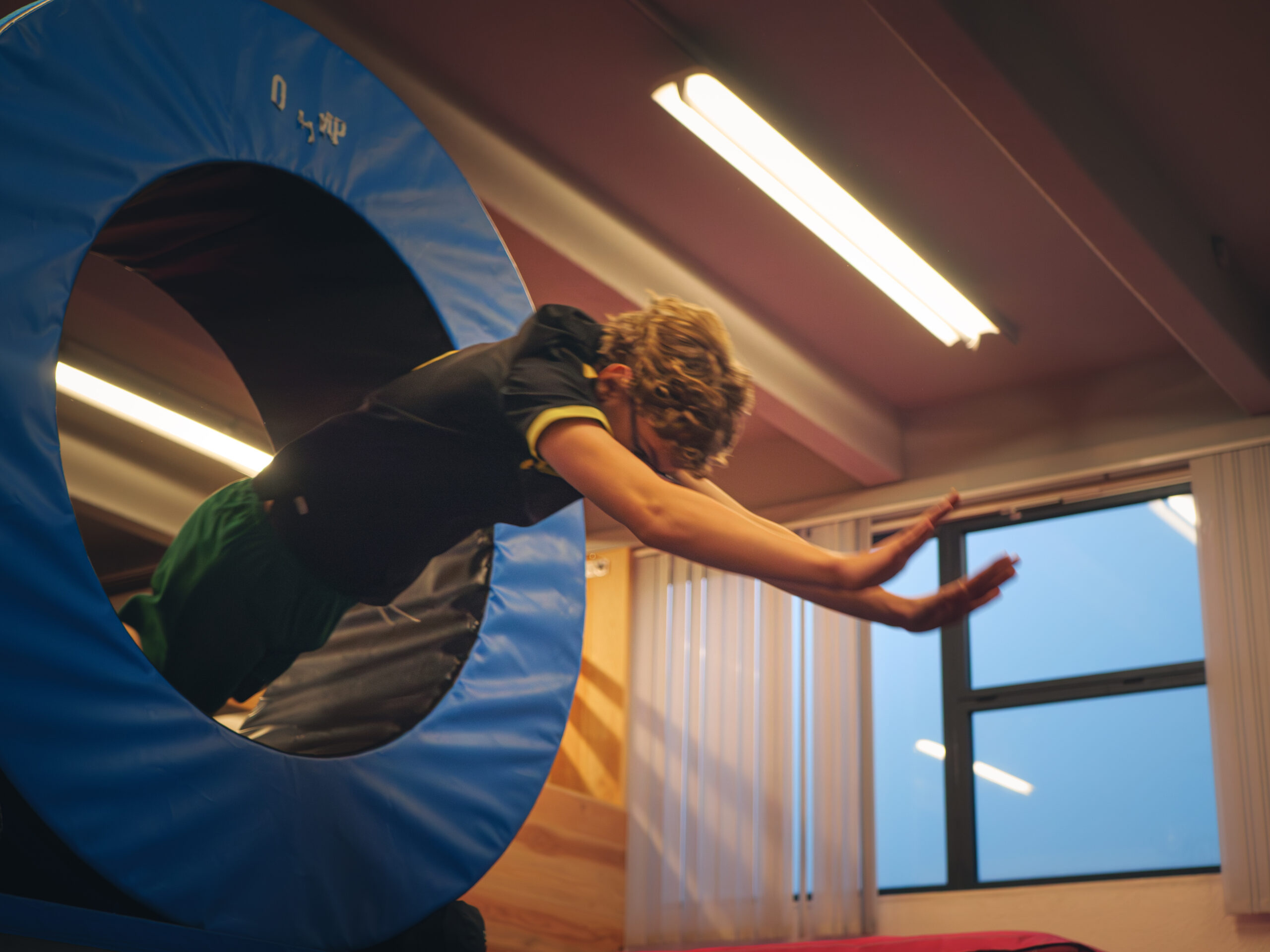 Enfant sautant à travers un anneau bleu
