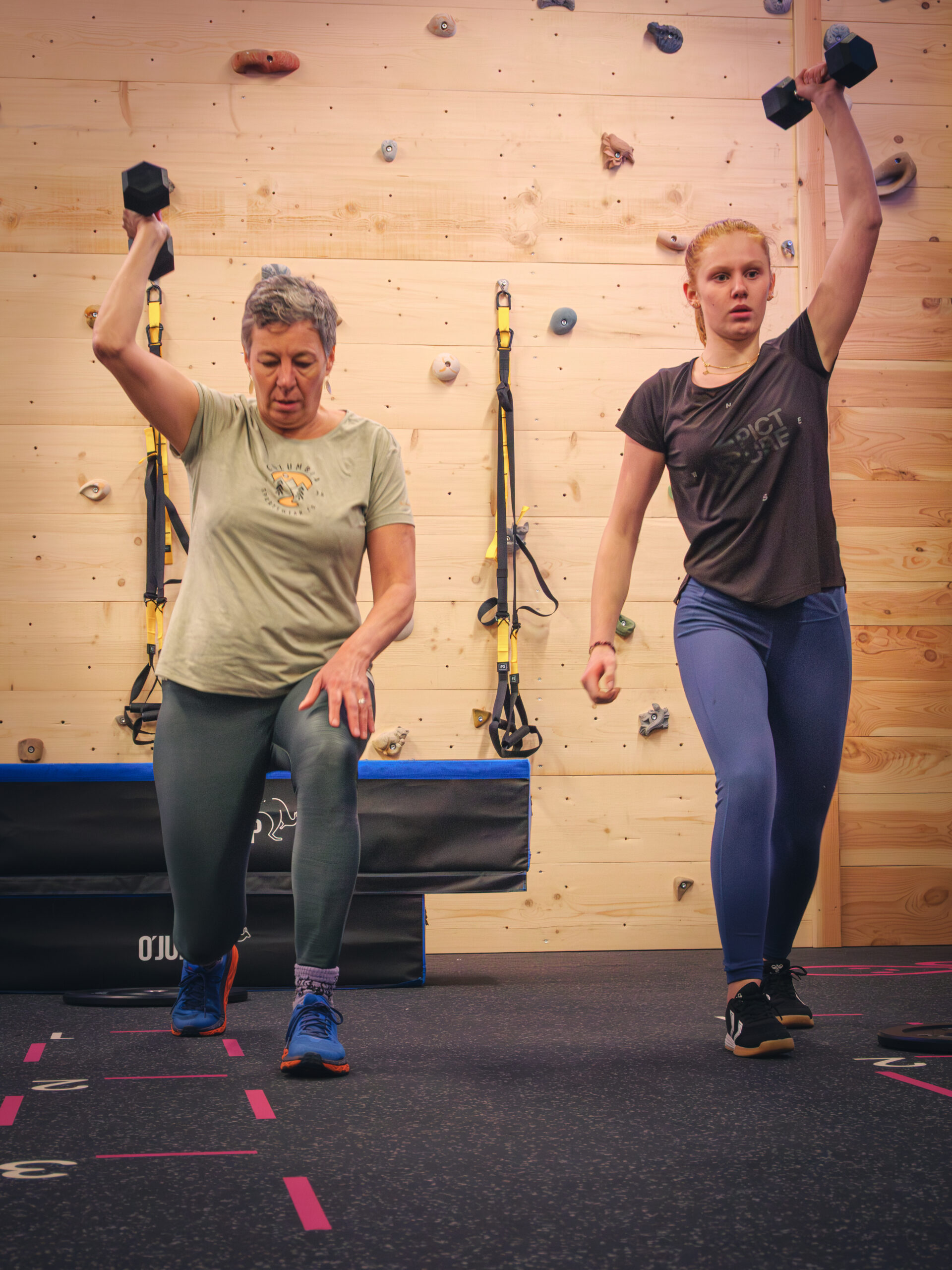 Deux femmes font de l'exercice avec des haltères