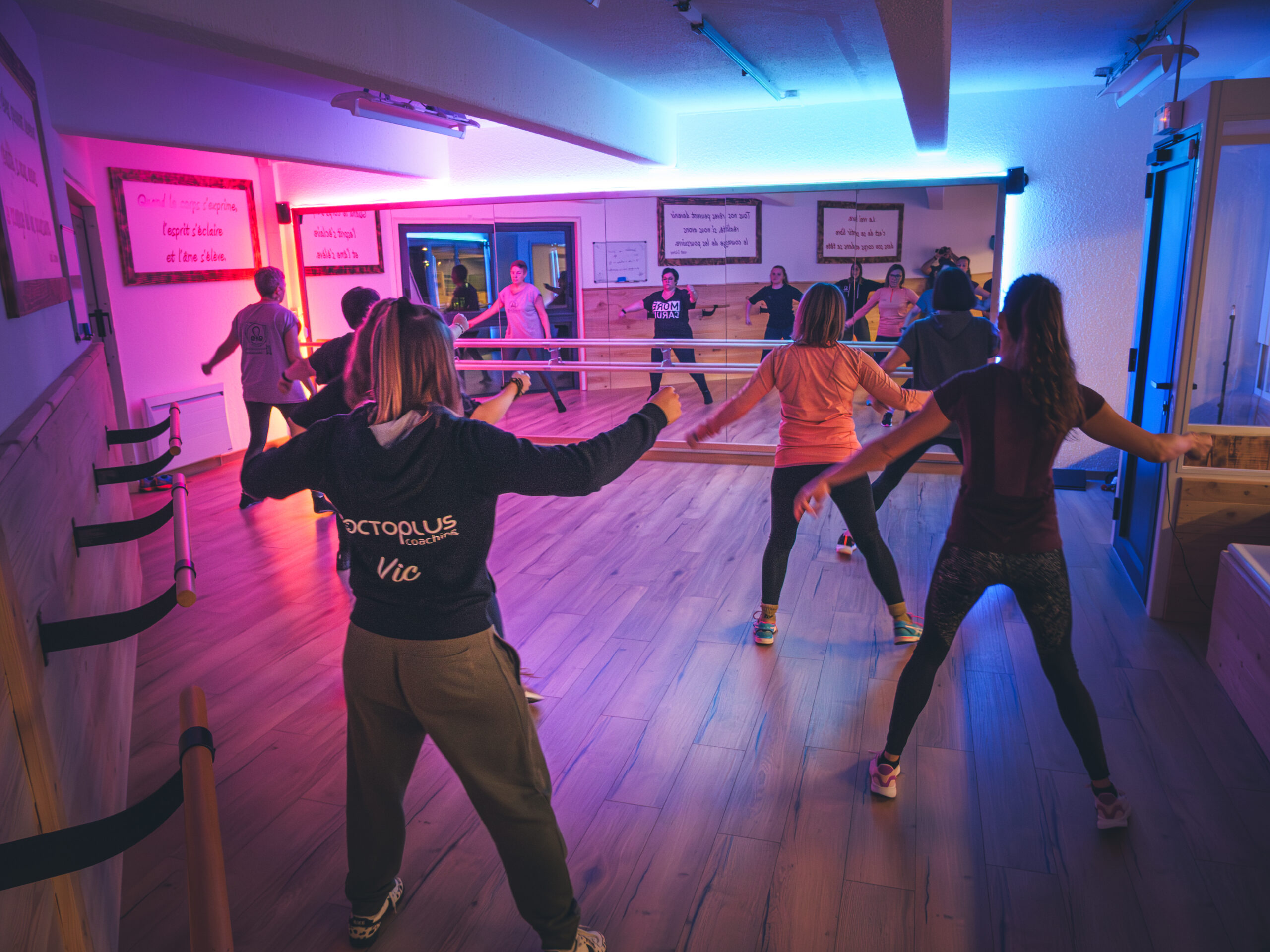 Cours de danse en groupe coloré