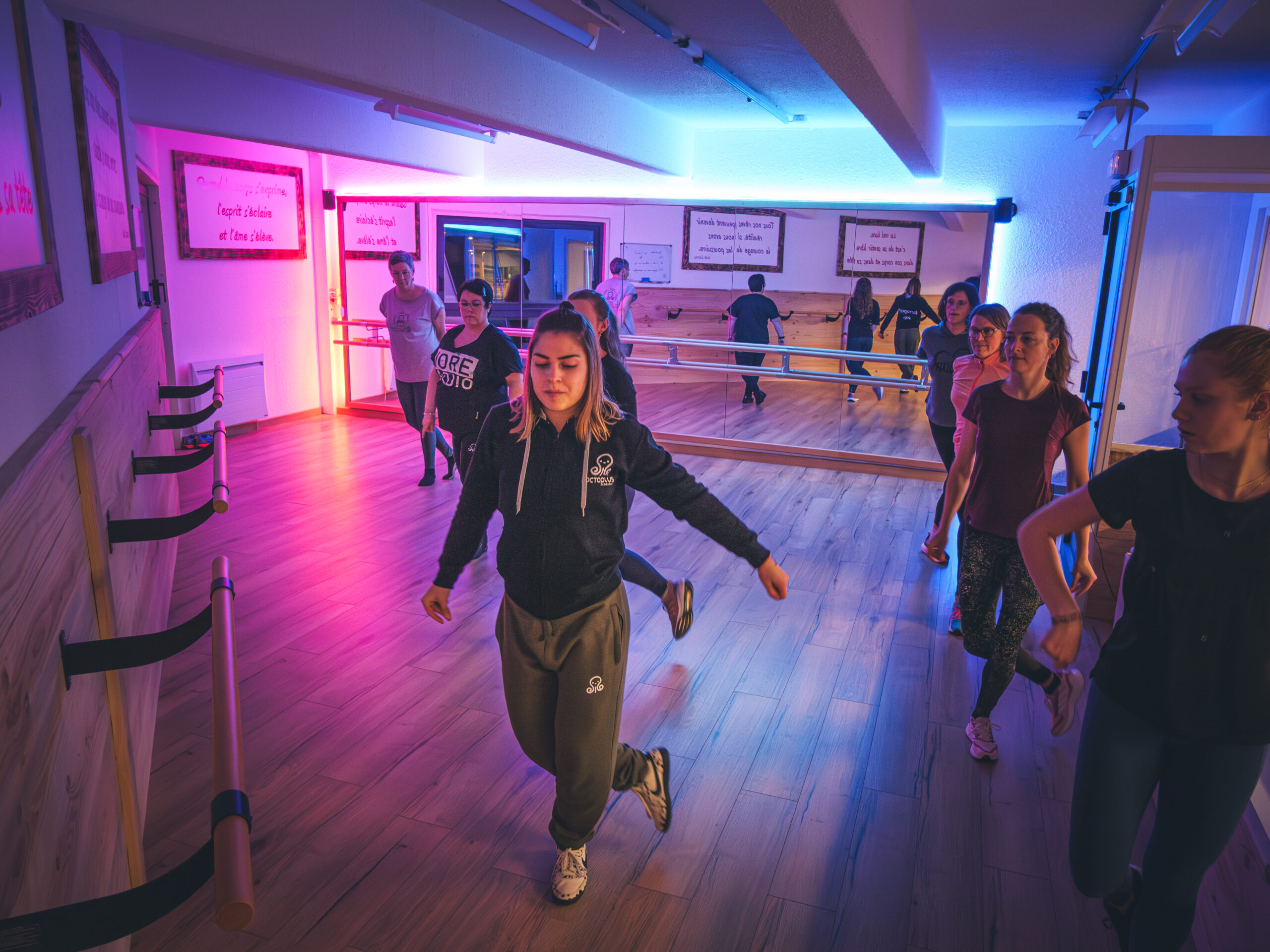 Cours de danse en groupe en salle lumineuse