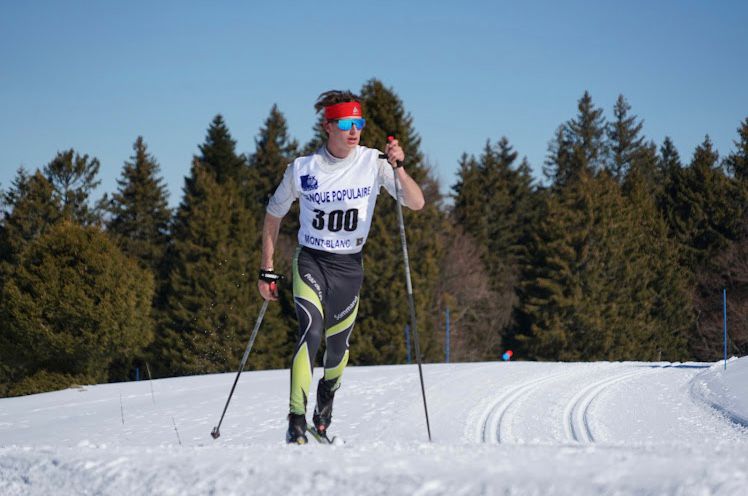 Skieur de fond en pleine course