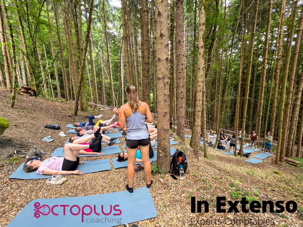 Cours de fitness en forêt avec coach