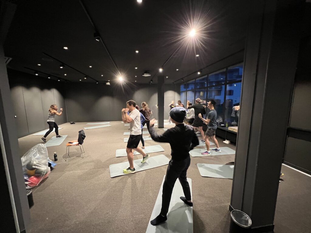 Cours de fitness collectif avec exercices de boxe