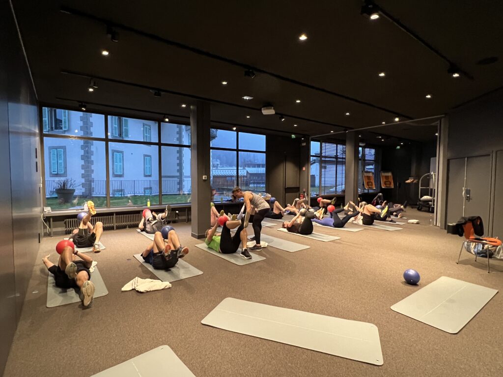 Cours collectif de fitness avec ballons lestés